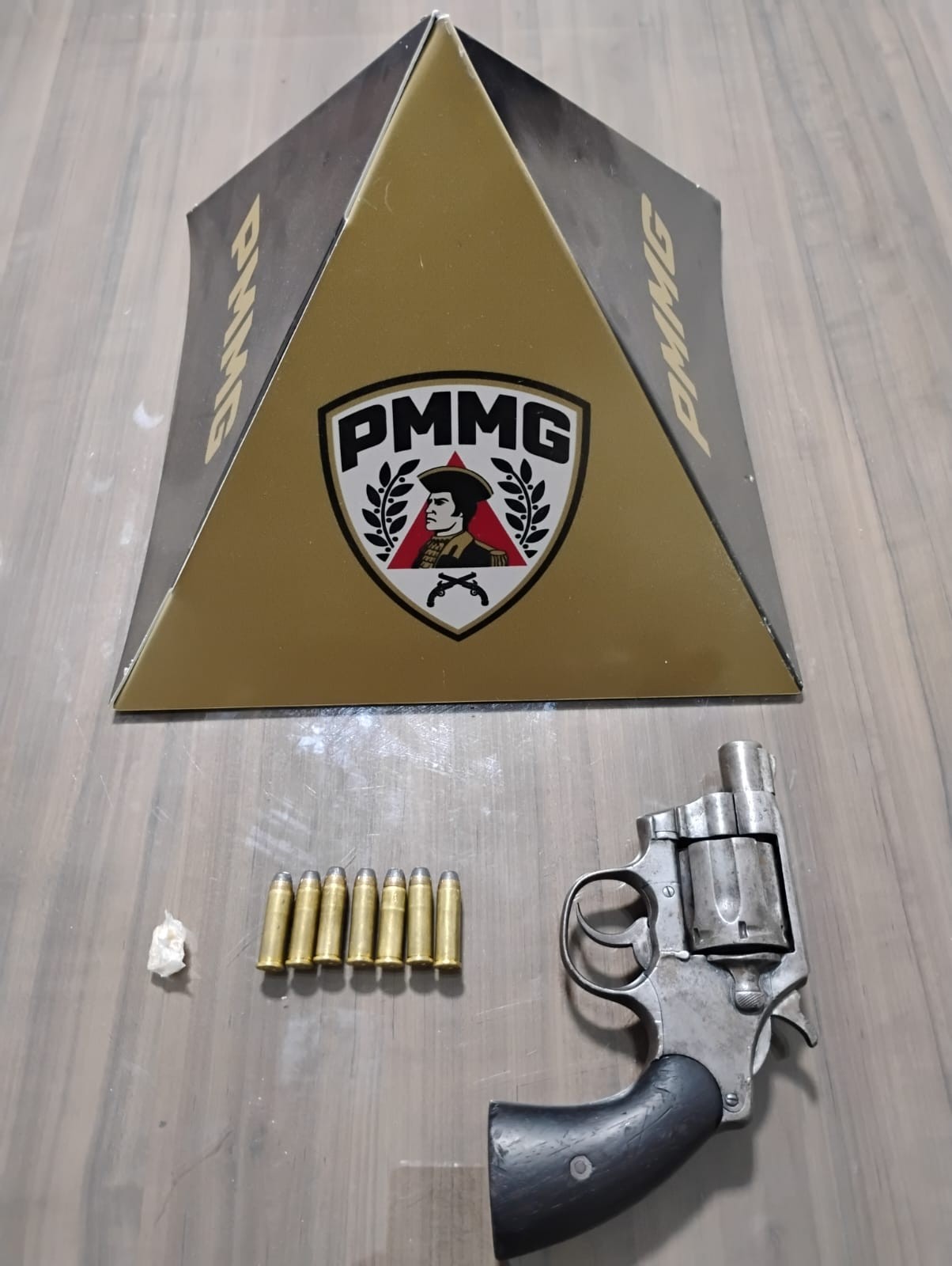 Adolescente é apreendido após irmã encontrar arma escondida em guarda-roupa e família acionar a polícia em Conselheiro Pena