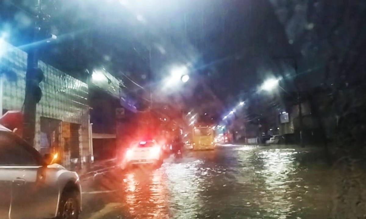 Chuva alaga pistas, causa congestionamentos e pessoas são resgatadas por bombeiros em Salvador 