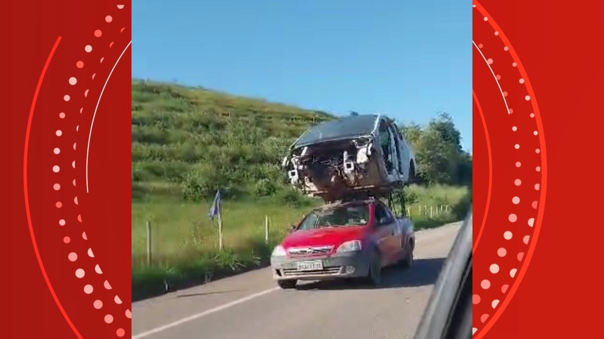 VÍDEO: Picape com estrutura adaptada transporta carcaça de veículo no teto em rodovias no ES