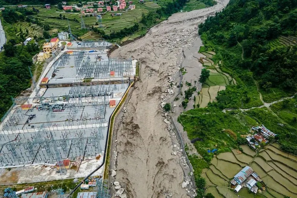 A central hidrelétrica Trishuli-3A foi um dos 13 projetos de geração de energia arrasados pelas ondas de água e lodo que devastaram parte do Nepal — Foto: Ambir Tolang/Nurphoto via Getty Images