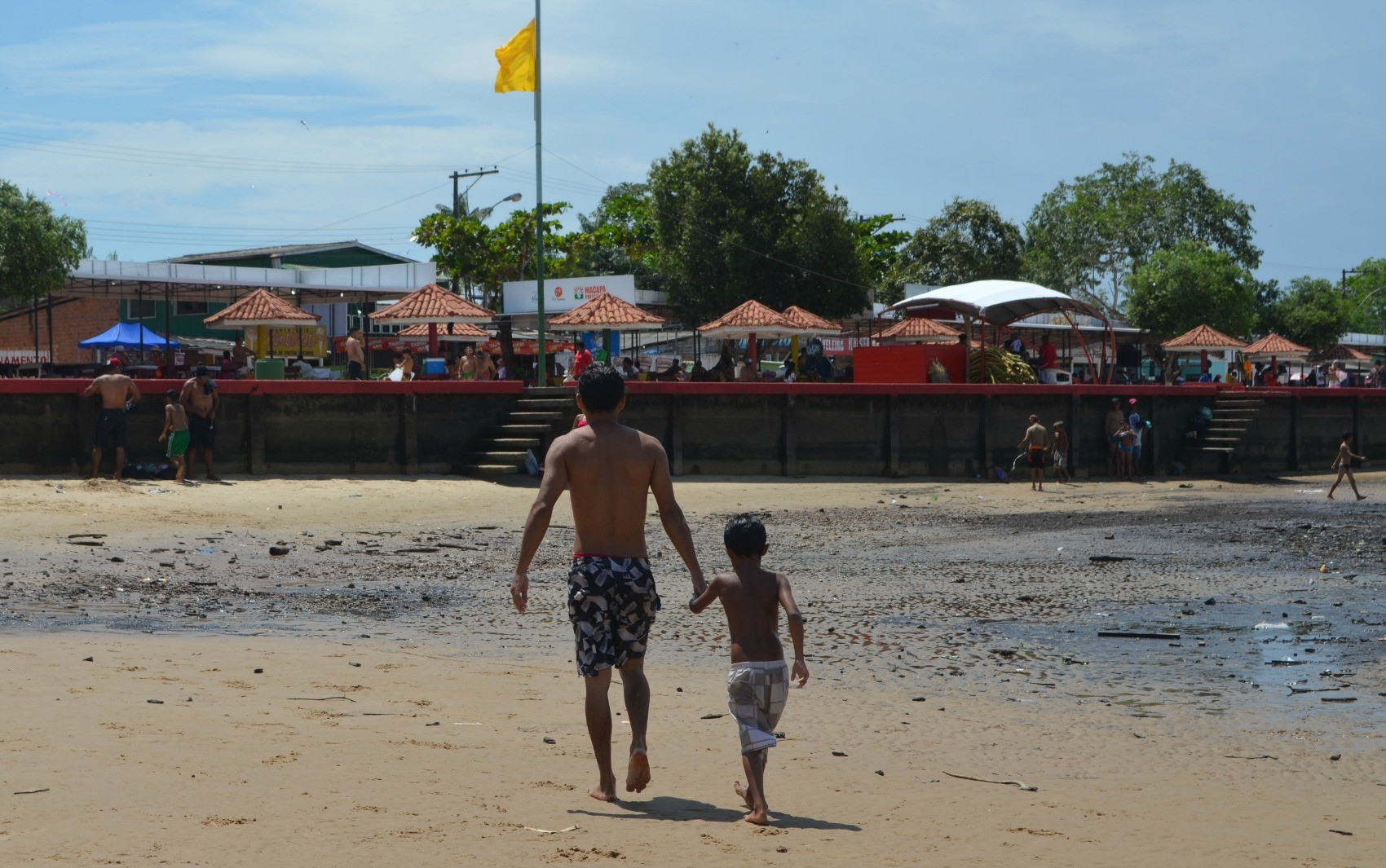 Funcionário é demitido após ir à praia durante licença médica; Justiça mantém justa causa