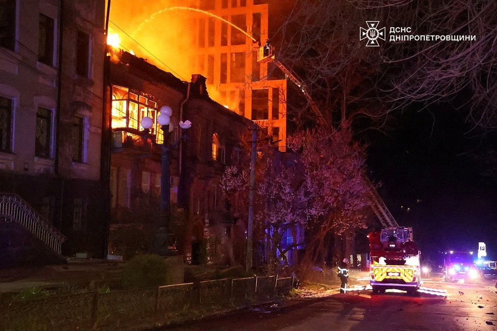 Equipes de resgate trabalham em um local onde prédios residenciais foram atingidos por um ataque de míssil e drone russo em Dnipro — Foto: erviço de imprensa do Serviço Estatal de Emergência da Ucrânia na região de Dnipropetrovsk/Divulgação via REUTERS