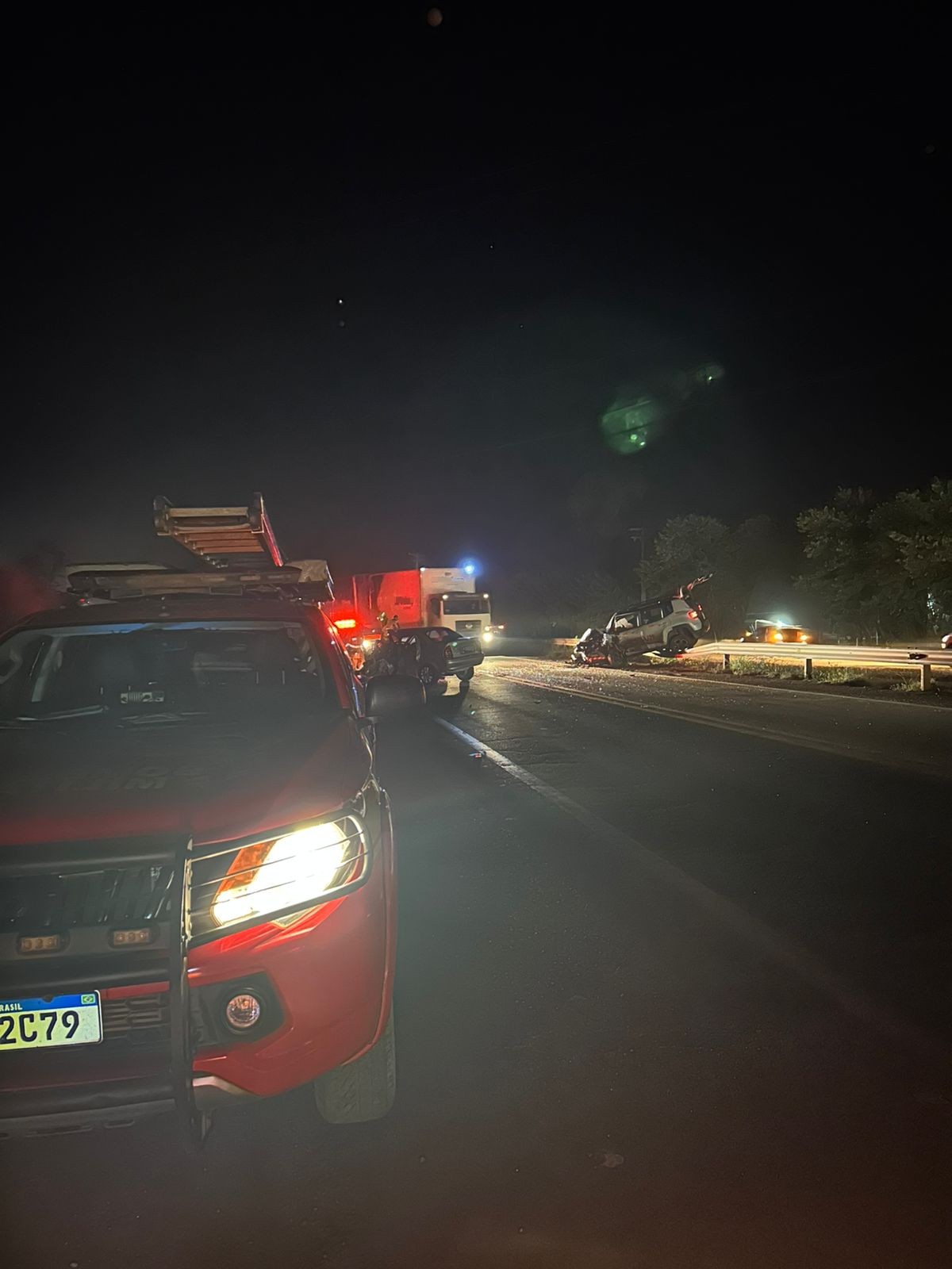 Um morre e outro fica gravemente ferido em batida frontal entre carros em MG