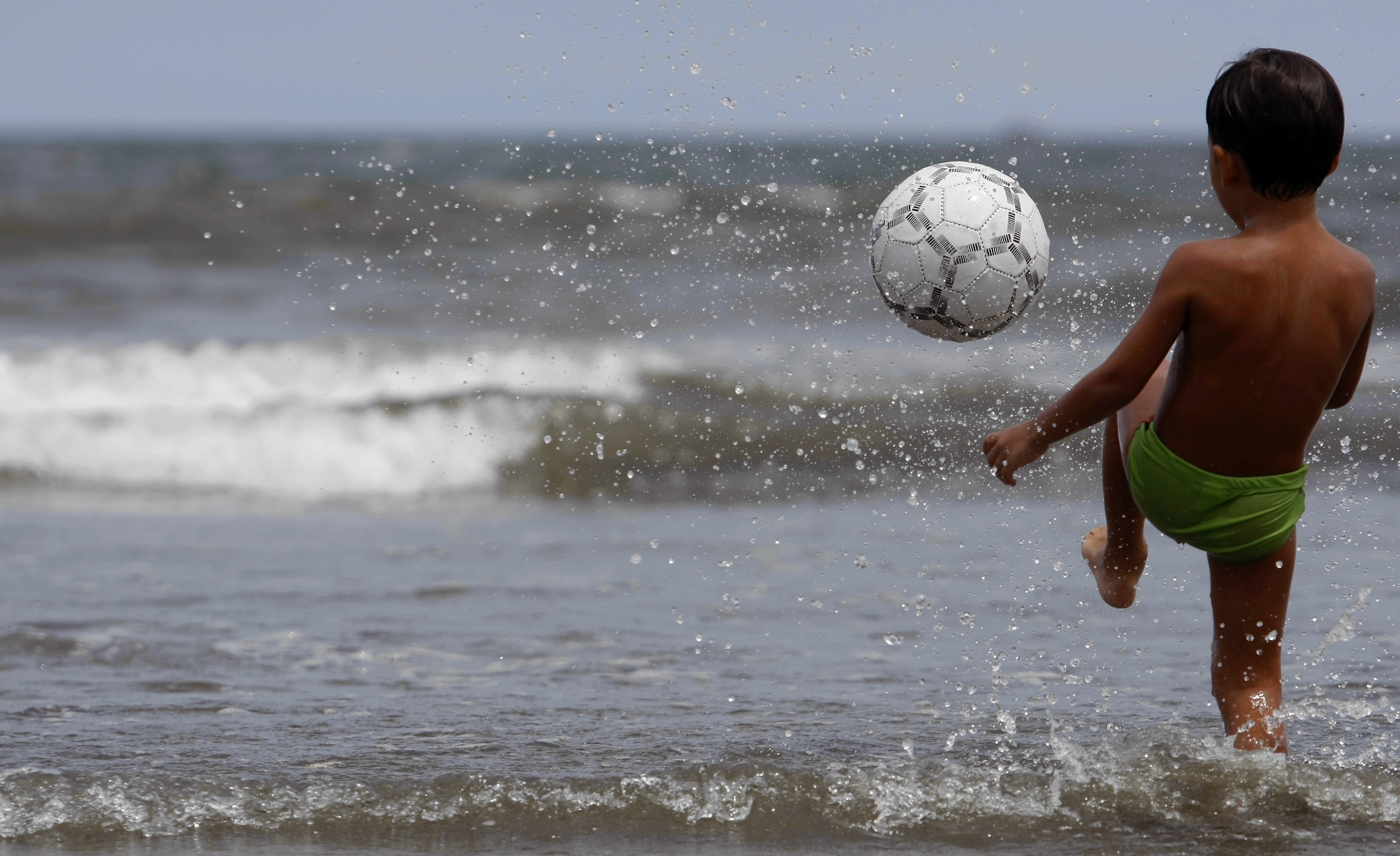Mar sujo? Entenda por que a cor da água do mar muda em Santos