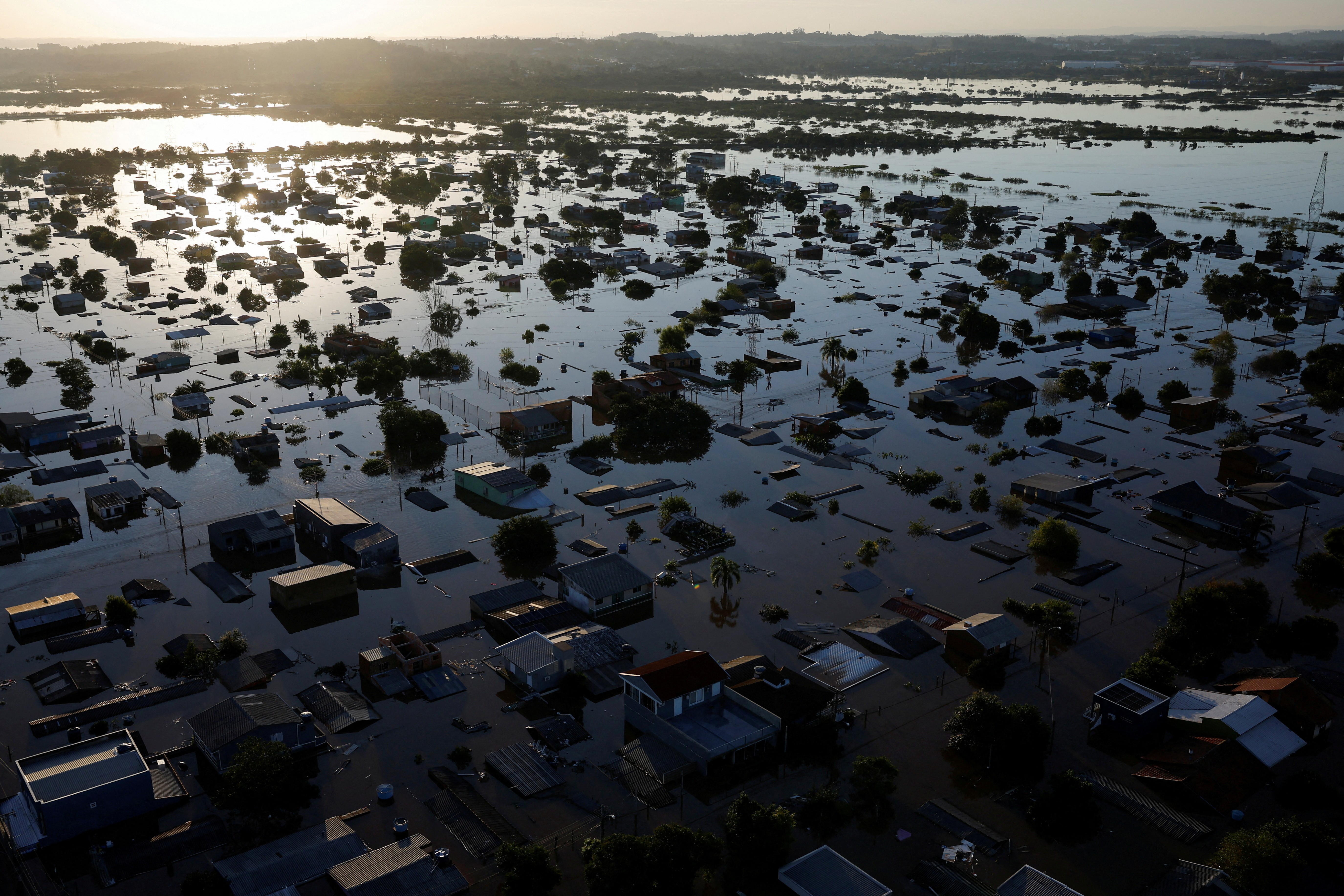Ruas alagadas em Canoas, na região metropolitana de Porto Alegre (RS), na noite desta nesta segunda-feira (6) — Foto: Reuters/Amanda Perobelli