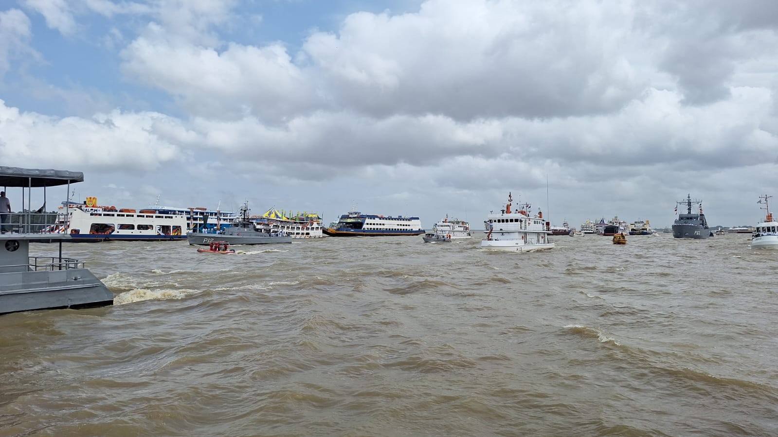 Círio 2025: Imagem peregrina percorre as águas da Baía do Guajará na Romaria Fluvial