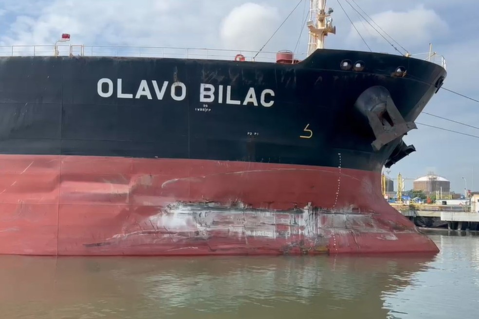 Navio Olavo Bilac colidiu após ter problema em leme no Porto de Santos (SP) — Foto: Arquivo Pessoal/Matheus Oliveira