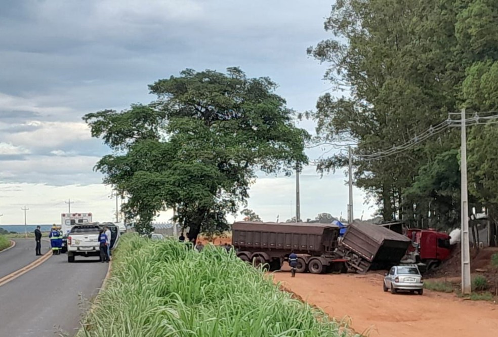 Por conta do acidente, a MS-240 precisou ser interditada por boa parte da manhã. — Foto: Divulgação