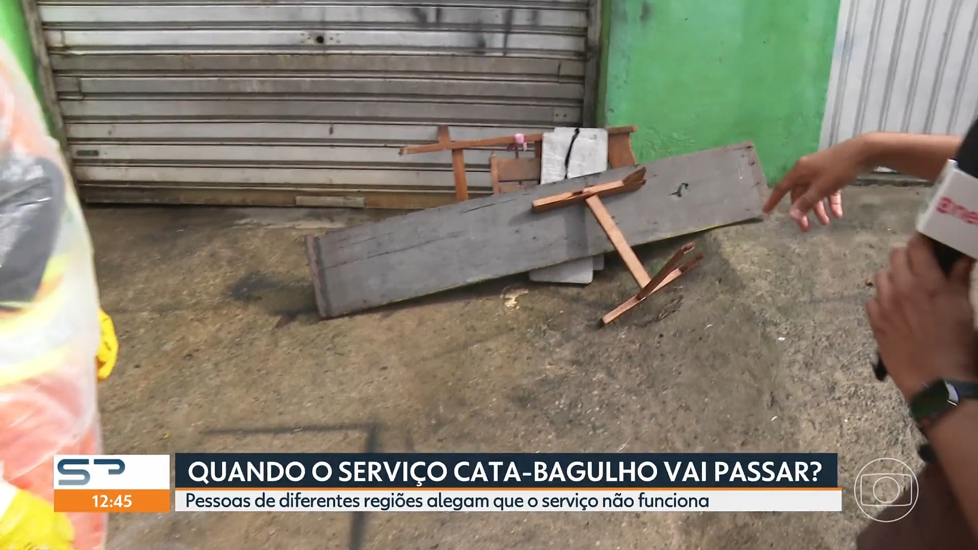 Moradores de SP reclamam de falhas no serviço Cata-Bagulho da Prefeitura que recolhe móveis e entulhos
