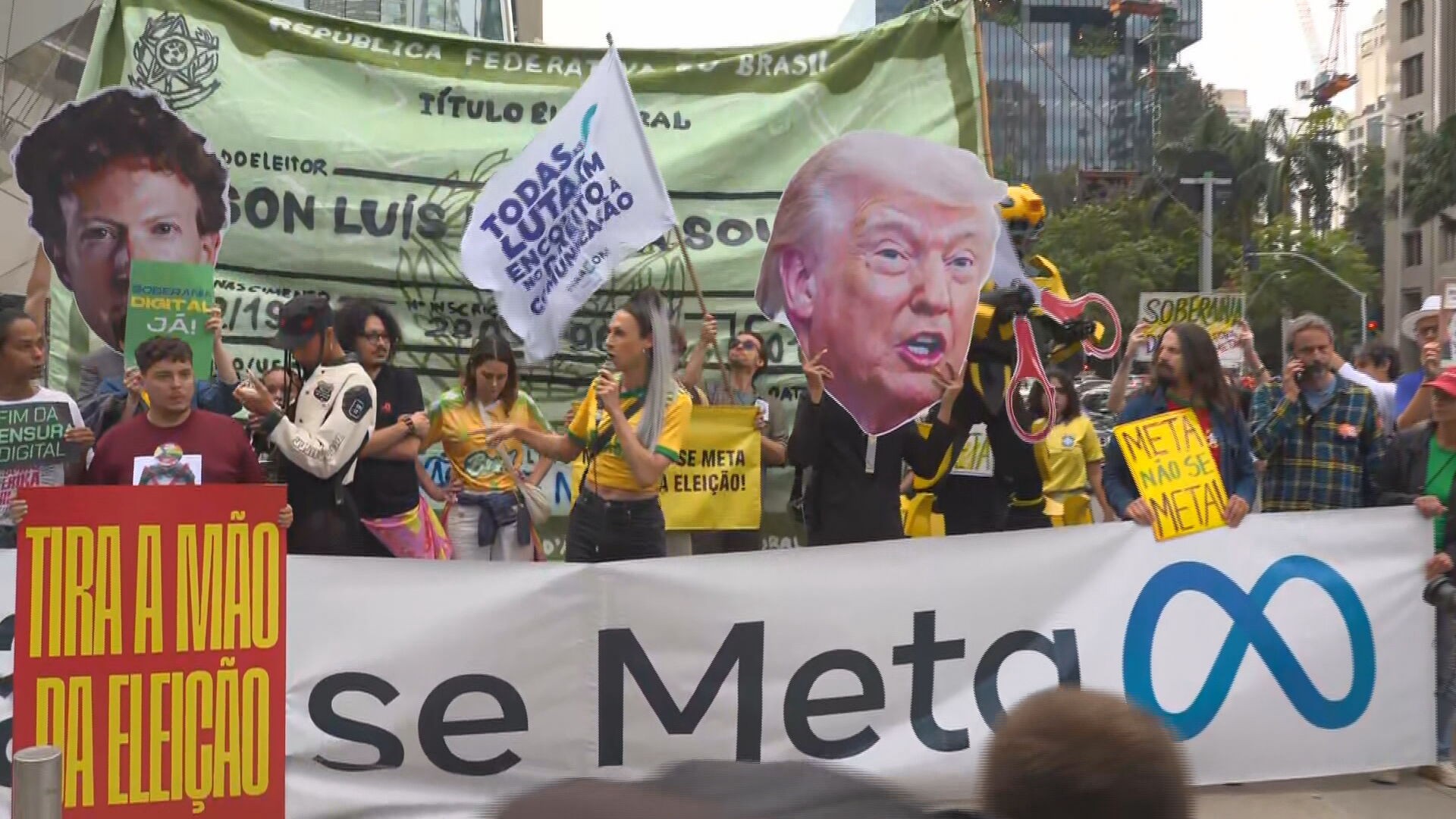 Manifestantes protestam em frente à sede da Meta em SP contra suposta interferência nas eleições