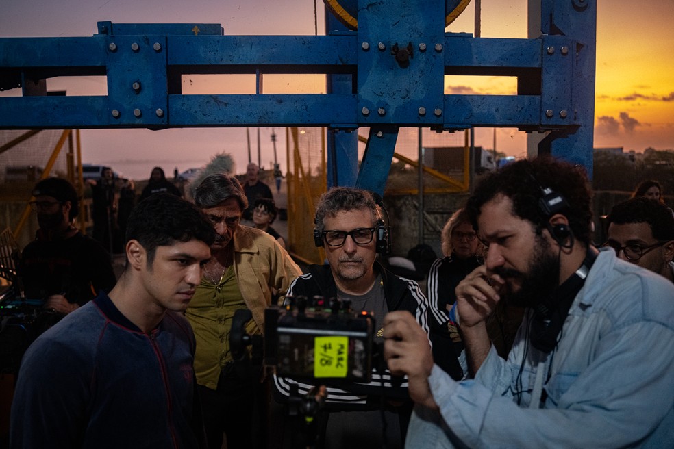 Kleber Mendonça Filho com Gabriel Leone nos bastidores do filme 'O agente secreto' — Foto: Divulgação/Victor Jucá