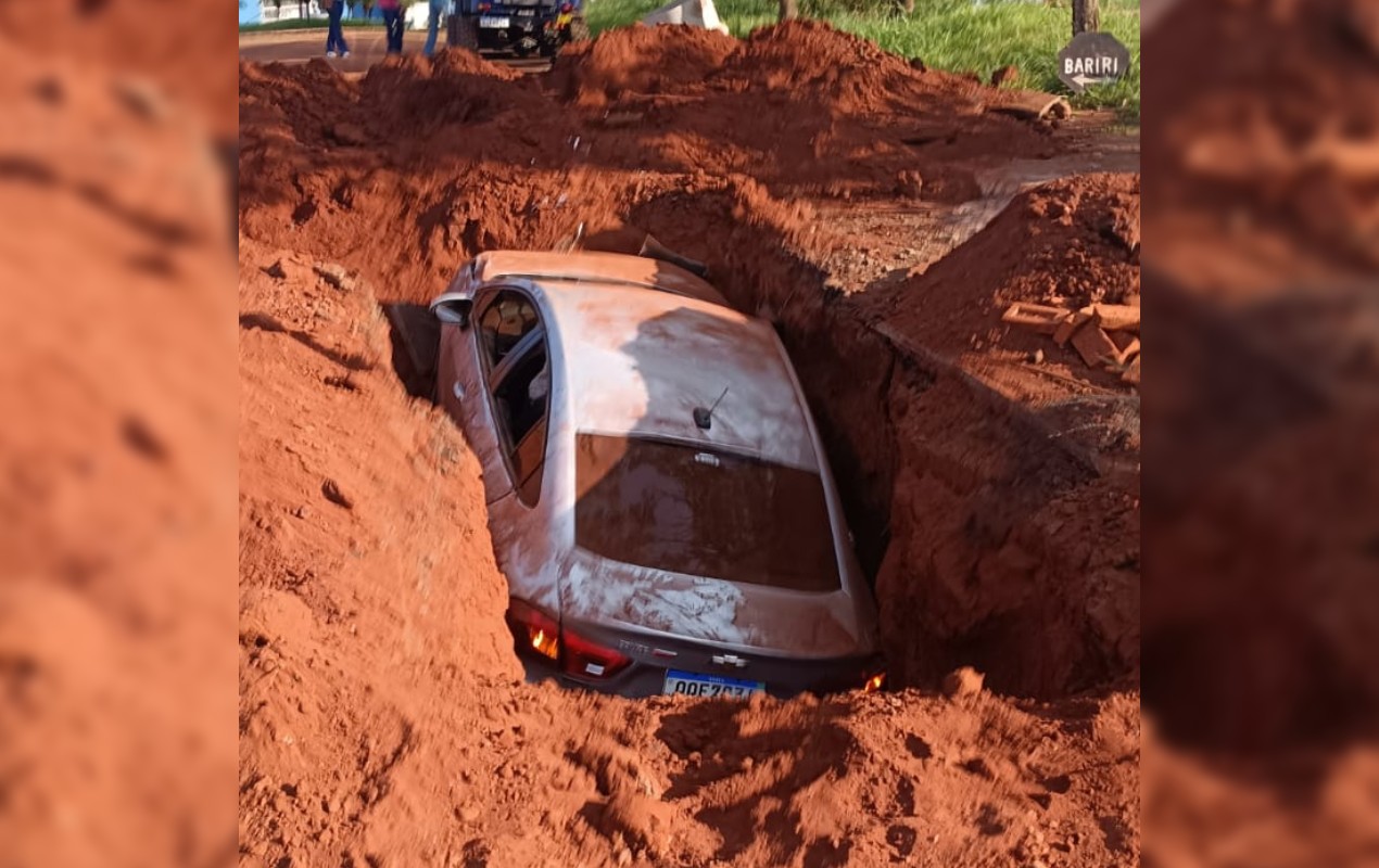 Adolescente que estava em carro que caiu em vala na 'avenida do Cemitério' aceitou carona pouco antes do acidente