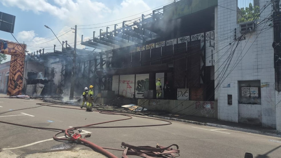 Incêndio é registrado no antigo Banco da Amazônia, no Centro de Manaus — Foto: Naine Carvalho/Rede Amazônica