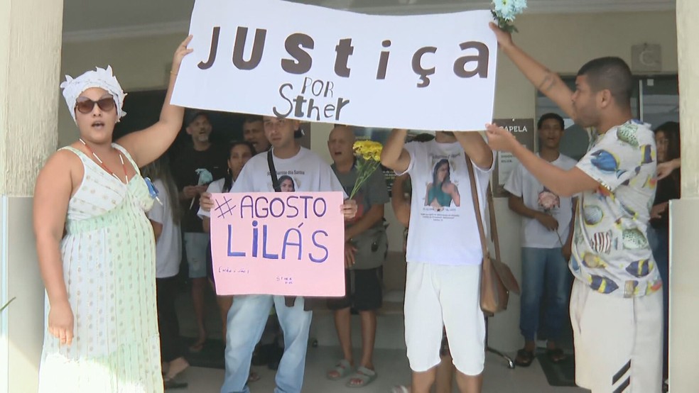 Parentes e amigos pedem justiça por Sther — Foto: Reprodução/TV Globo