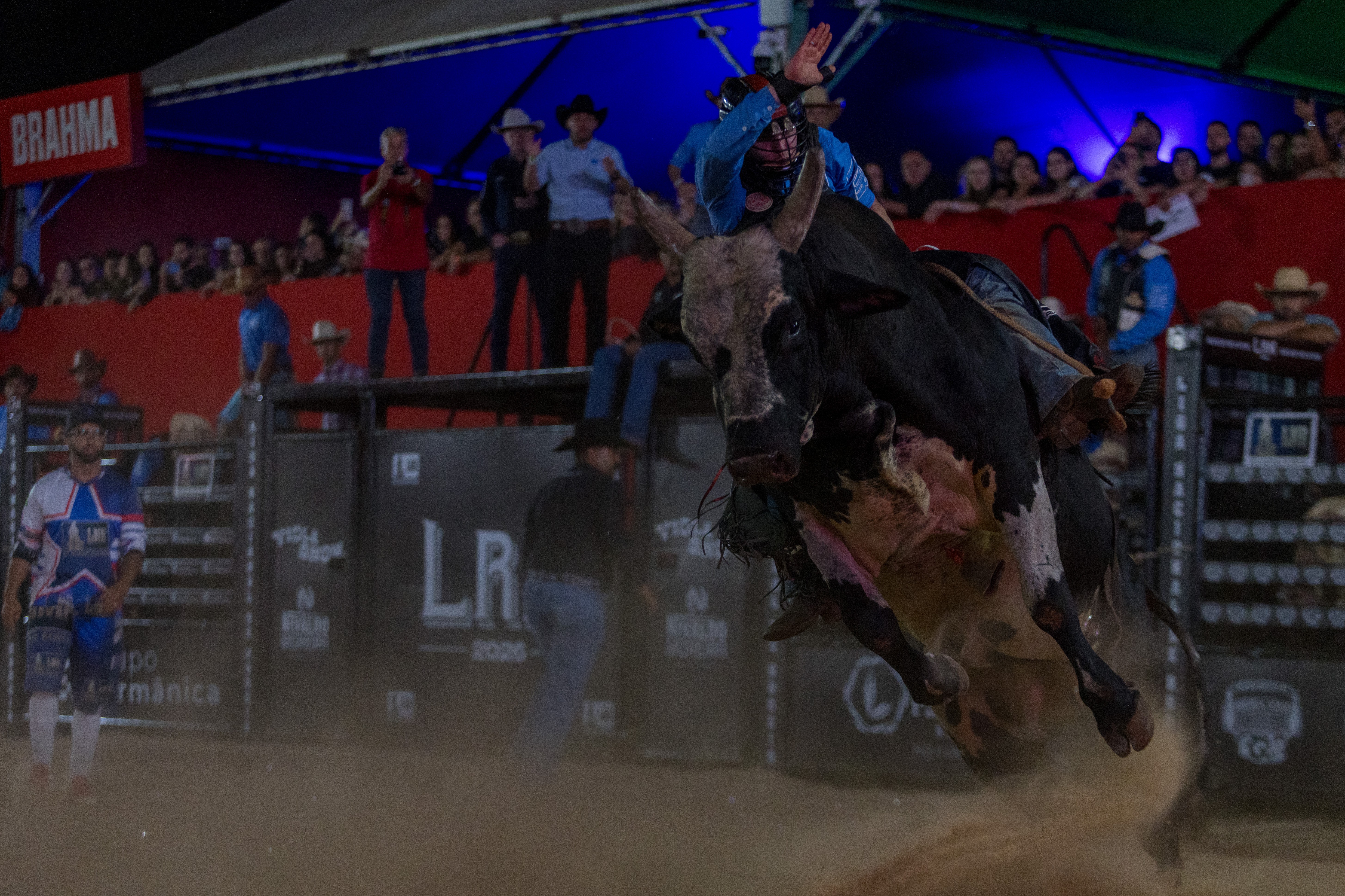 Prova de montaria tem segundo dia de competições do Limeira Rodeo Music nesta sexta-feira (27) — Foto: Thomaz Marostegan/g1