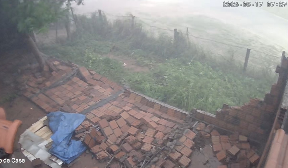 VÍDEO: Chuva acompanhada de ventania derruba muro de casa em Taciba