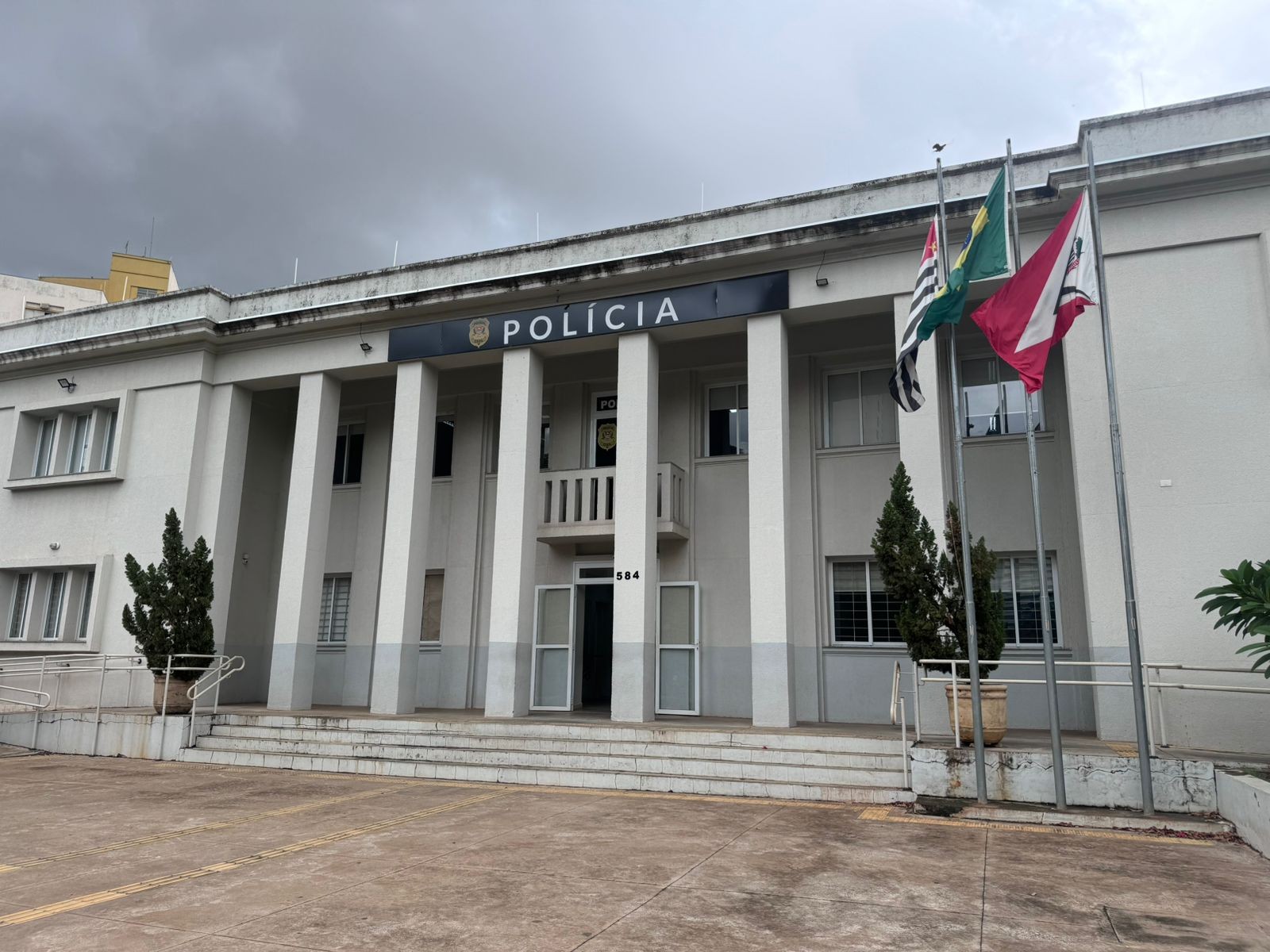 Homem quebra vitrine, furta roupas e acaba preso em hotel | G1