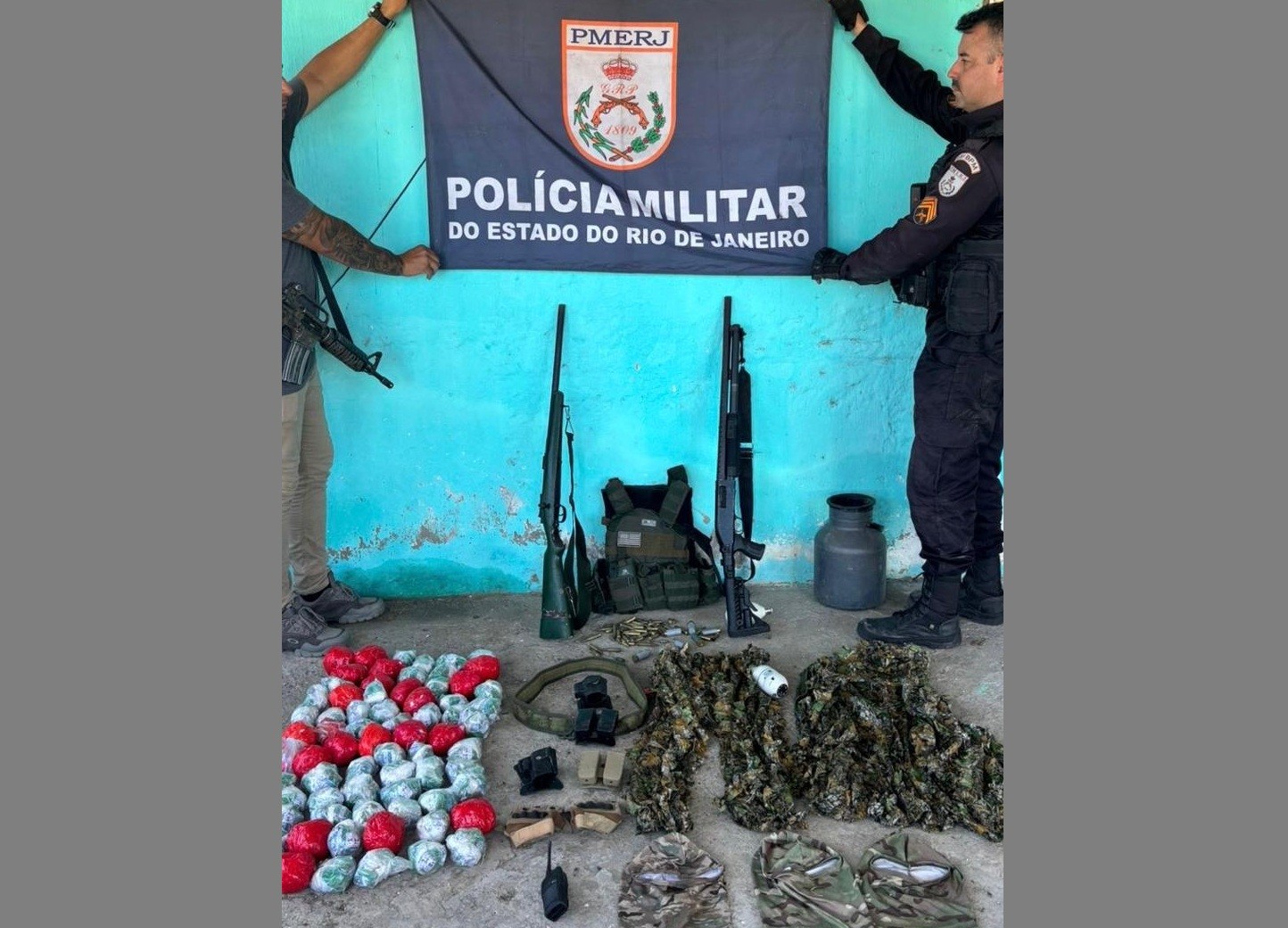 Polícia apreende fuzil em operação contra tráfico em São Pedro da Aldeia