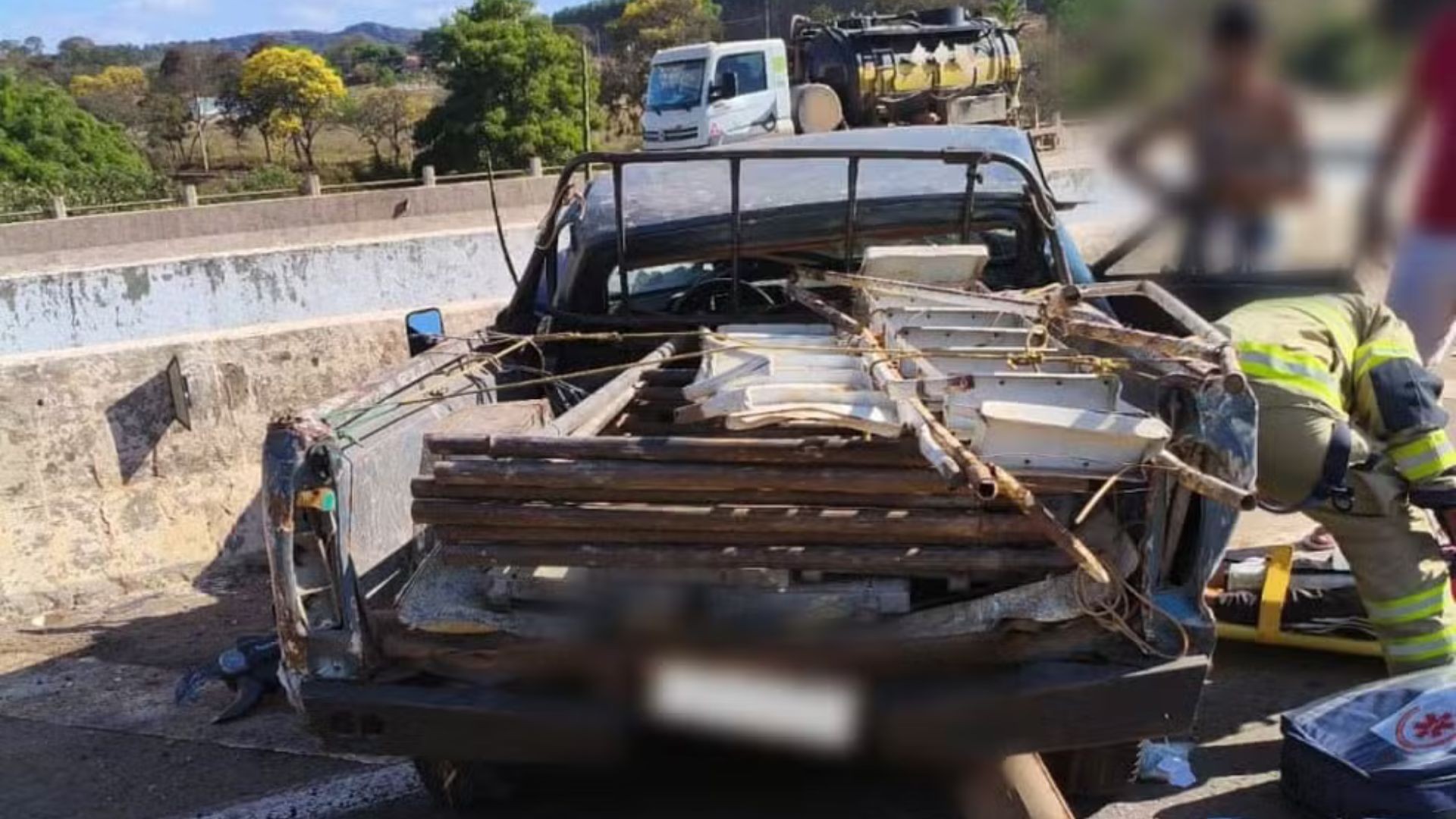 Motorista e passageiro de caminhonete morrem após batida com caminhão na BR-352, em MG