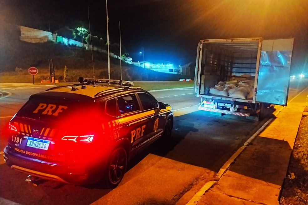 PRF intercepta carga de café saqueada na BR-116, em Leopoldina — Foto: PRF/Divulgação
