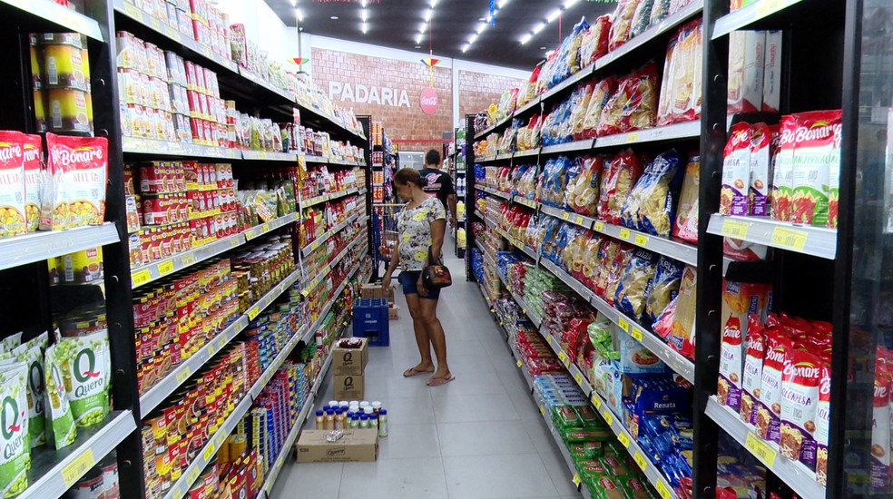 Consumidores estão sentindo no bolso o aumento no preço dos alimentos em supermercados. — Foto: Rede Amazônica