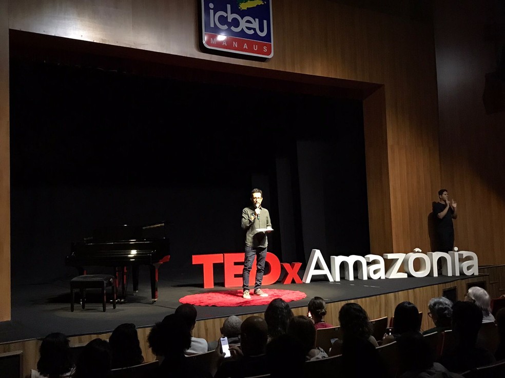 Rodrigo Cunha durante discurso de abertura do TEDx Amazônia em Manaus — Foto: Hariel Fontenelle/ g1 AM