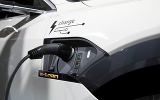 Saiba como carregar um carro elétrico e quanto tempo demora
