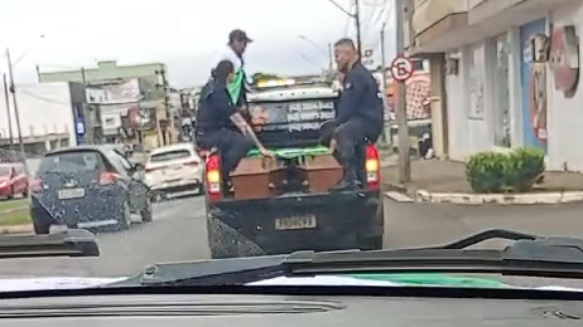 VÍDEO: Aplausos, carreta e buzinaço marcam enterro de casal morto após discussão com cliente em loja de conveniência em Guarapuava