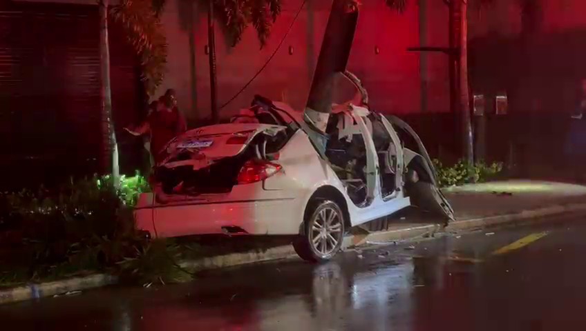 Carro bate em poste e mobiliza bombeiros em Americana; quatro pessoas ficaram feridas