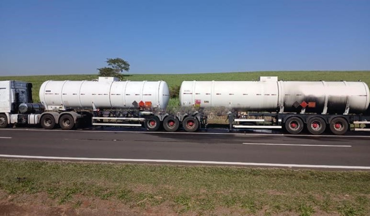 Caminhão carregado com etanol pega fogo e causa interdição total de rodovia no interior de SP 