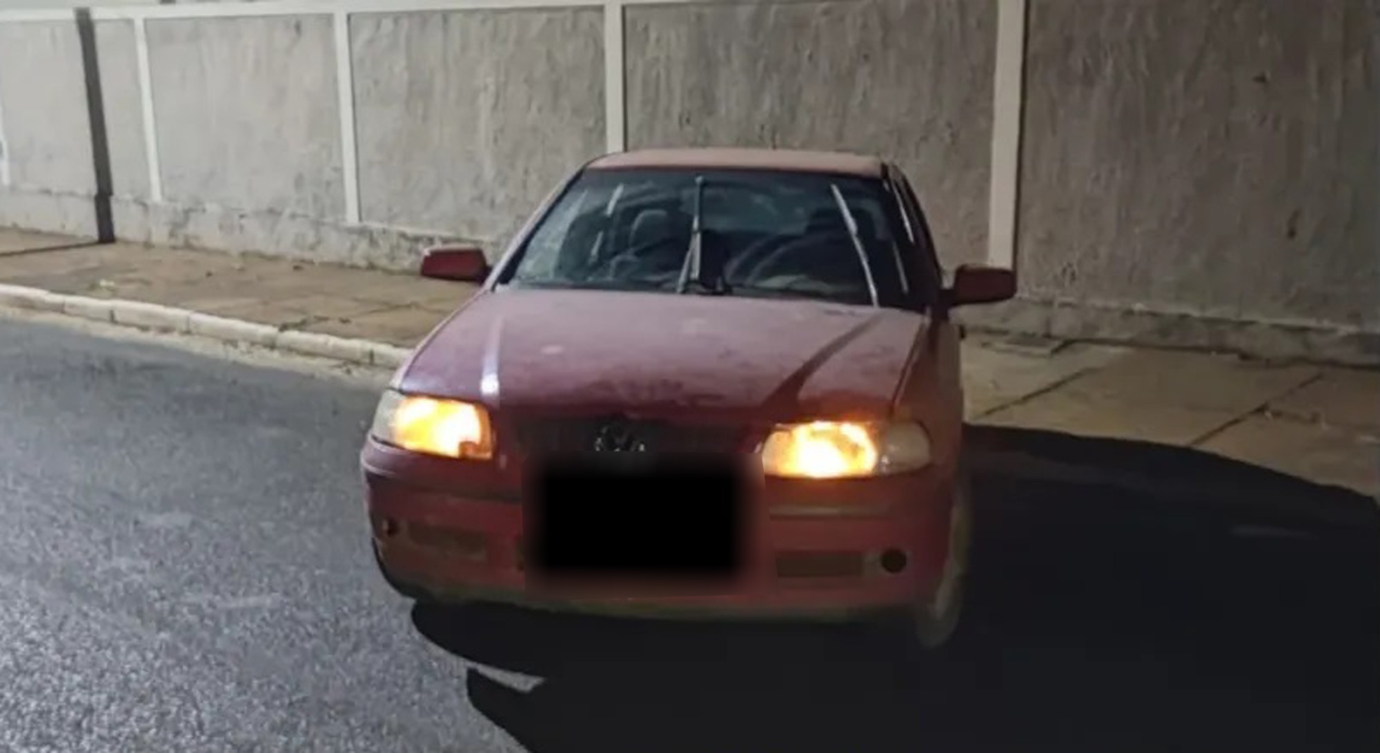 Após furtar carro, mulher é flagrada revirando outro automóvel e acaba presa em Santo Anastácio