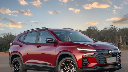 Chevrolet Tracker 2026 tem design mais moderno, mas ainda falta tecnologia; veja o teste - Tracker ganhou frente tão moderna quanto concorrentes e uma central multimídia justa, mas o SUV não tem o refino de um carro de R$ 190 mil, como câmera 360, freio de mão eletrônico e piloto automático adaptativo.