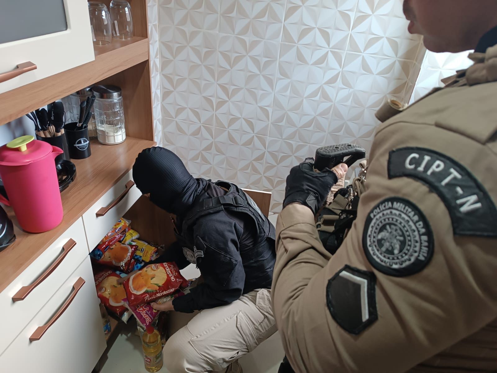 Seis são presos em operação que investiga grupo suspeito de tráfico de drogas e lavagem de dinheiro 