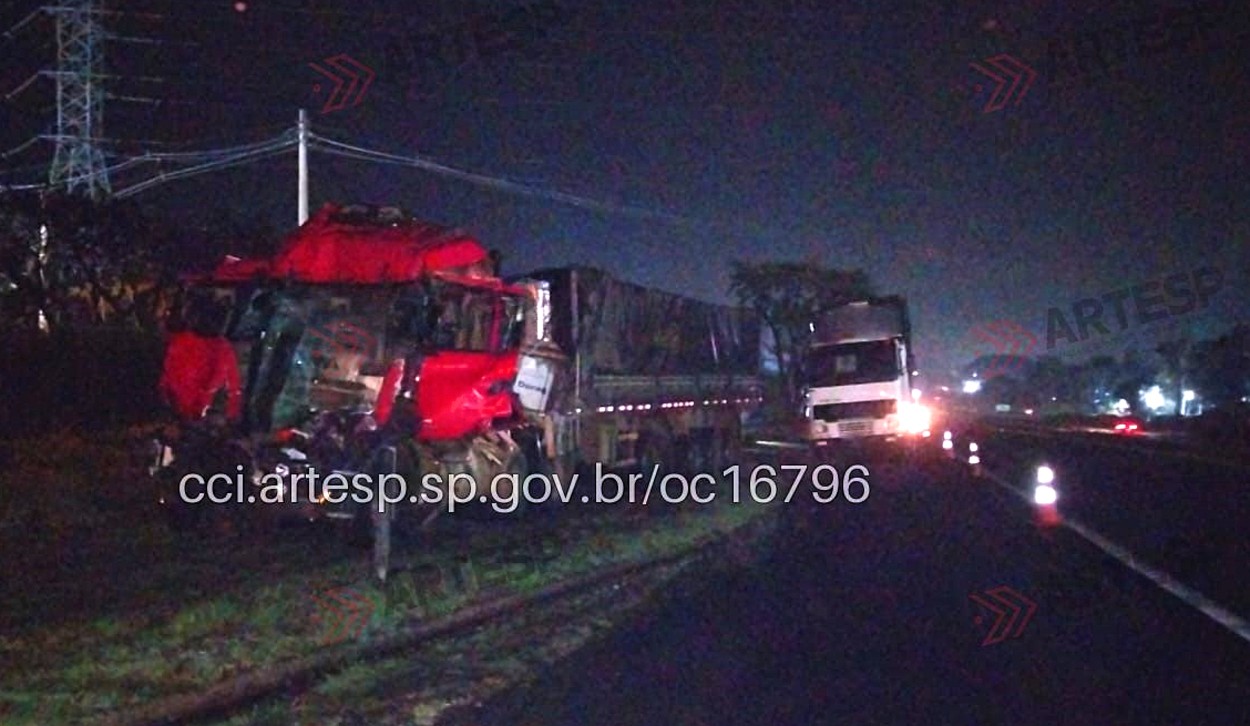 Motorista de carreta morre após colisão traseira na SP-330 em Leme