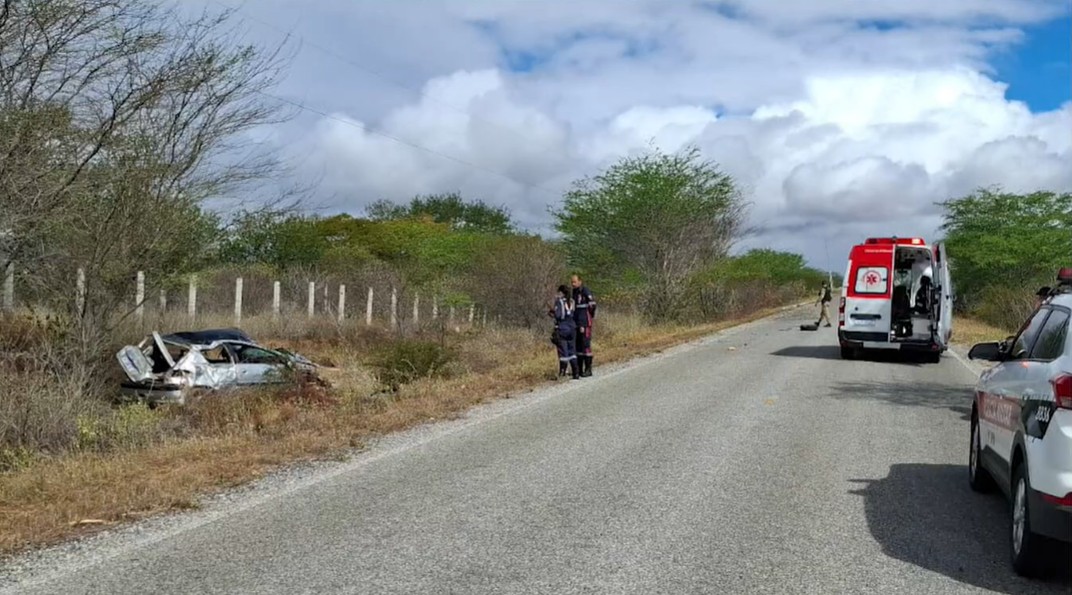 Homem morre após pneu se desprender e carro capotar no Cariri da Paraíba