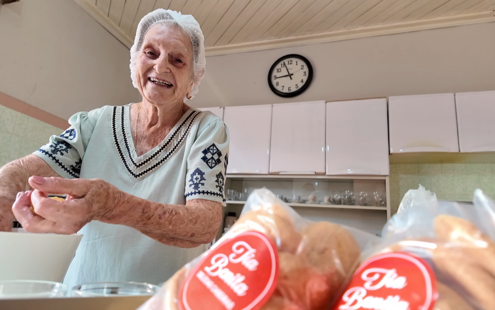 Aos 99 anos, idosa vira empreendedora com venda de bolachas e esbanja saúde no interior de SP