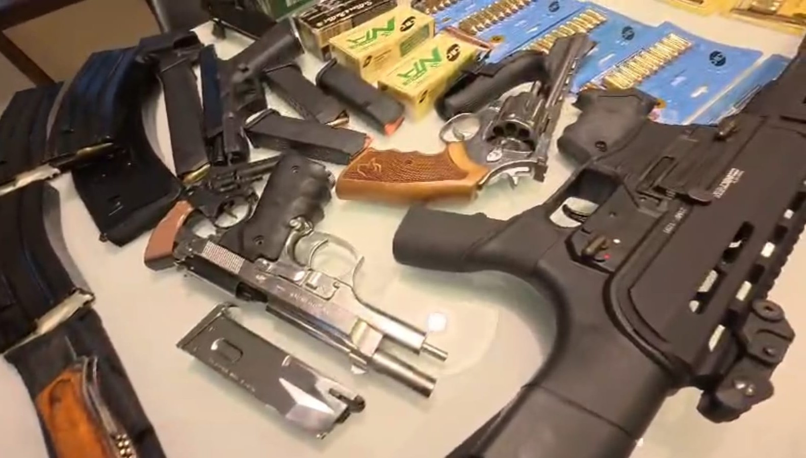 Defesa diz que armas apreendidas com ex-secretário preso em Petrópolis são legais; polícia aponta irregularidades no armazenamento