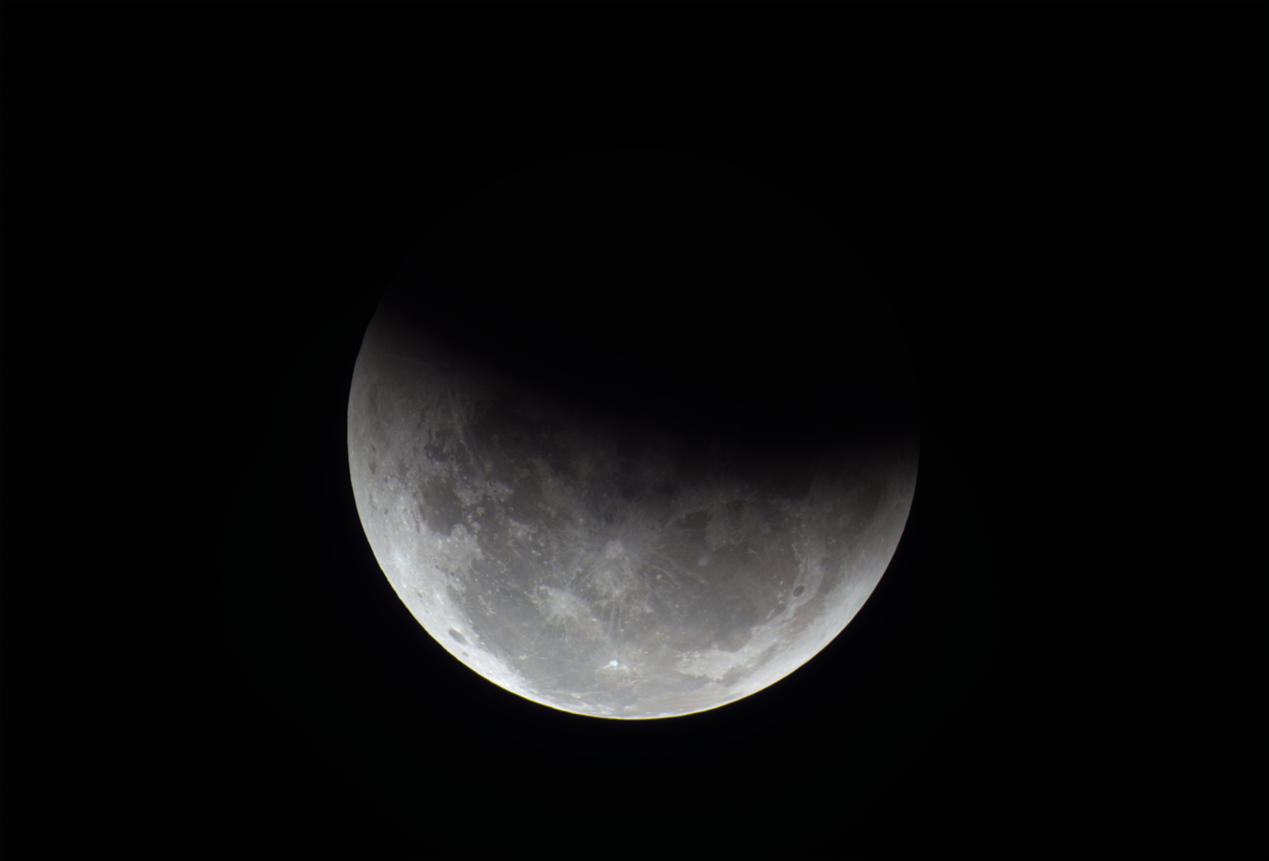 ‘Lua de Sangue’: veja fotos do 1º eclipse total do ano em MT