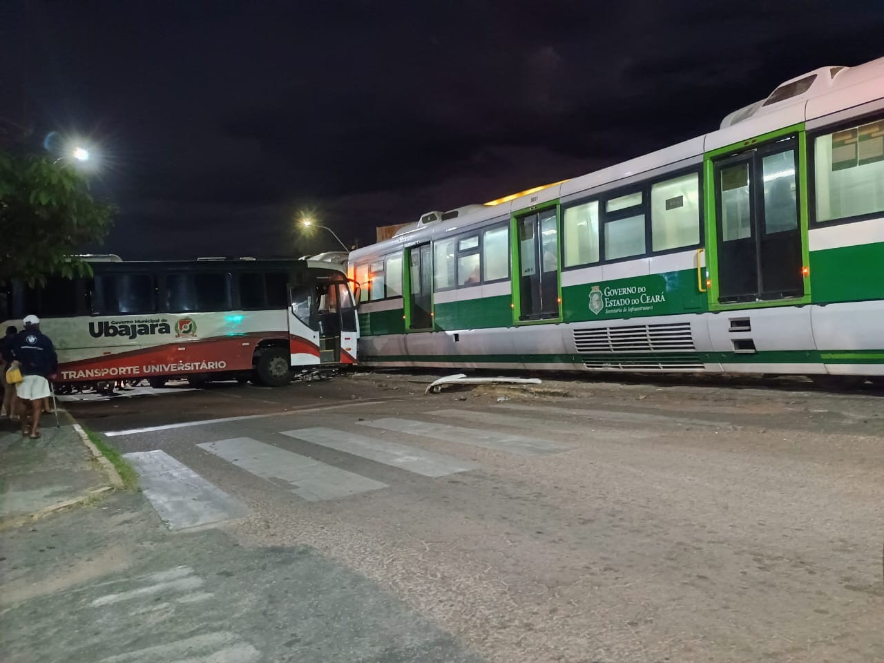 Micro-ônibus bate em VLT causando engavetamento no interior do Ceará