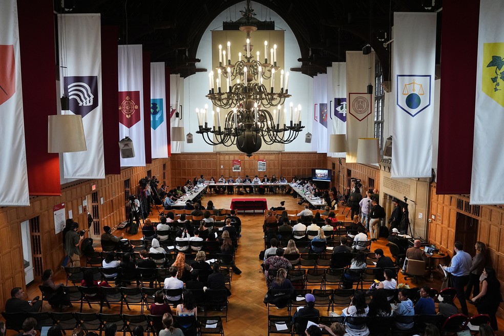 Pessoas se reúnem antes de uma audiência sobre agressão sexual no campus da Universidade Cornell em Ithaca, Nova York. — Foto: Matt Rourke/AP