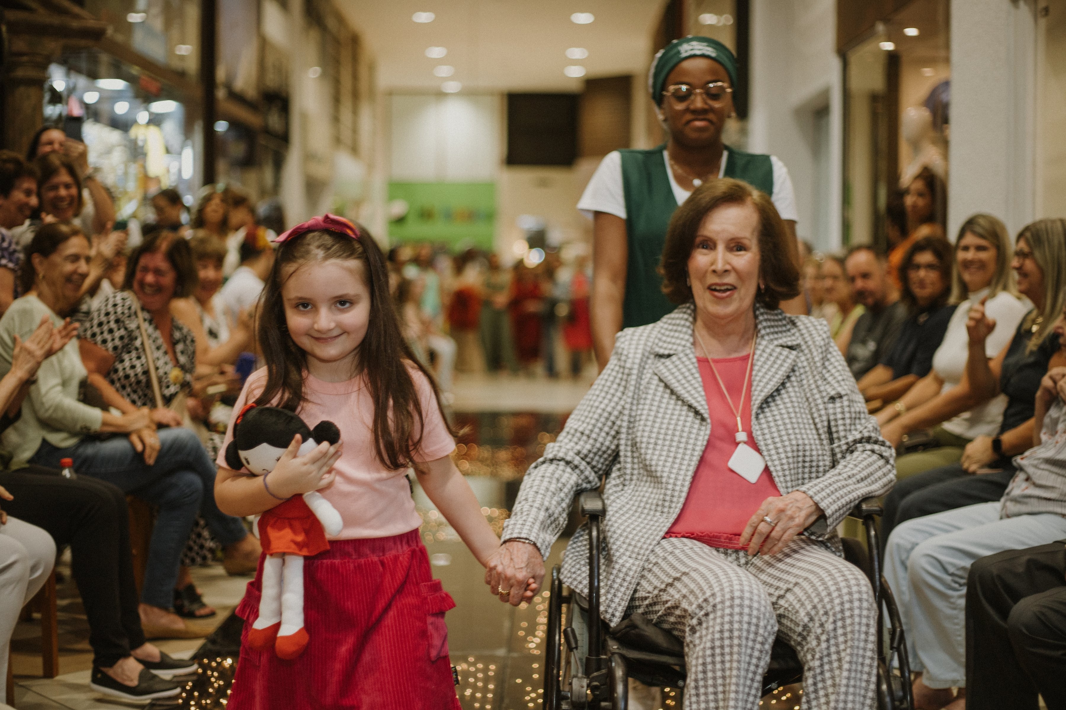 'Passarela de amor': moradoras de lar para idosos comemoram Dia das Mães em desfile ao lado de filhas e netas em Juiz de Fora