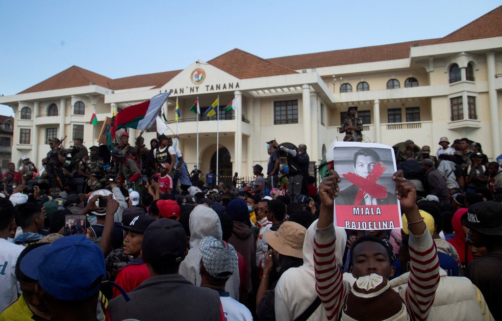 Manifestantes se reúnem ao redor de um veículo militar em Antananarivo, capital de Madagascar, durante um protesto nacional liderado por jovens contra os frequentes cortes de energia e a escassez de água — Foto: Zo Andrianjafy/Reuters