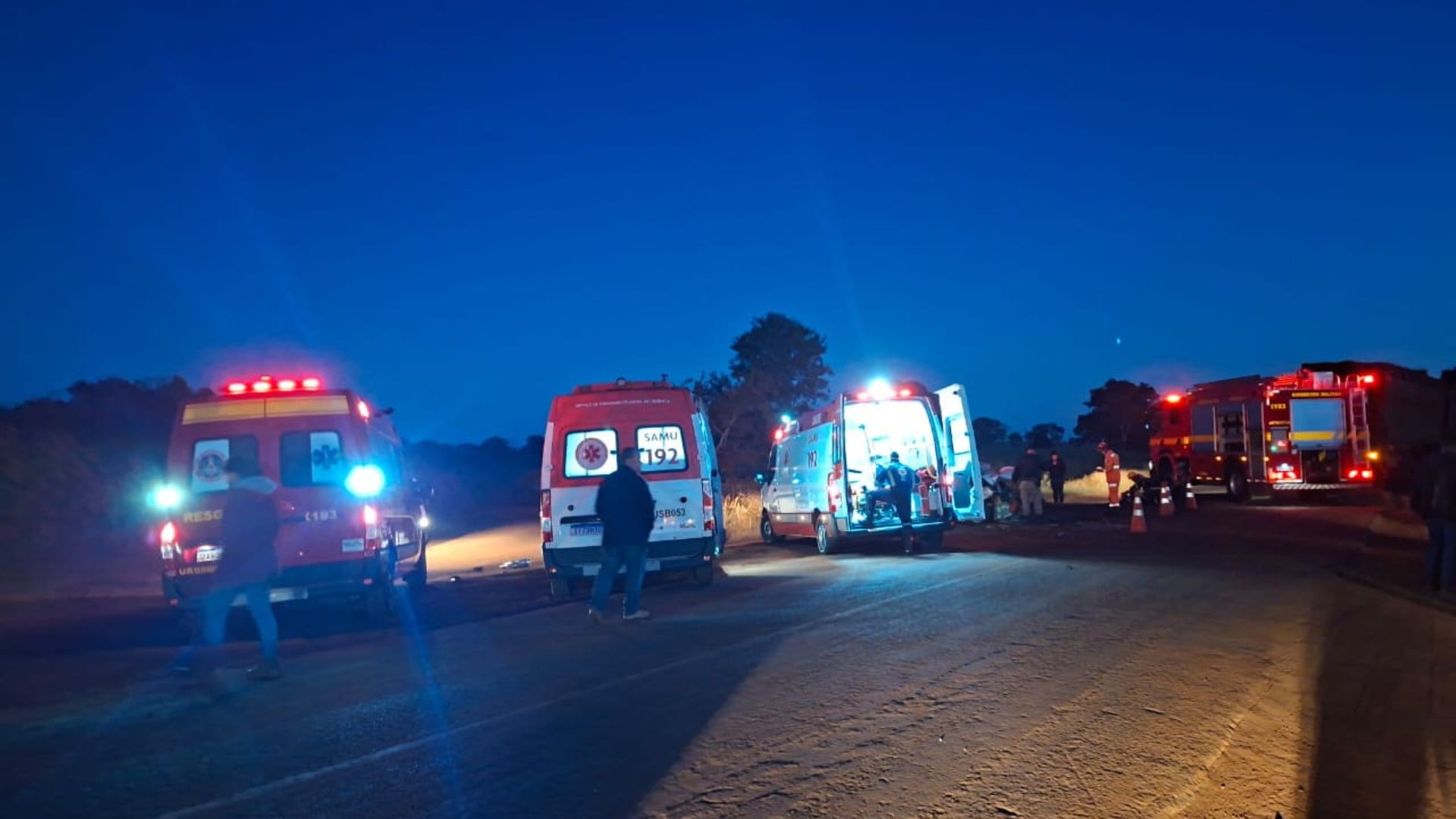 Ambulância com pacientes de Capinópolis bate de frente com carreta canavieira na MGC-154