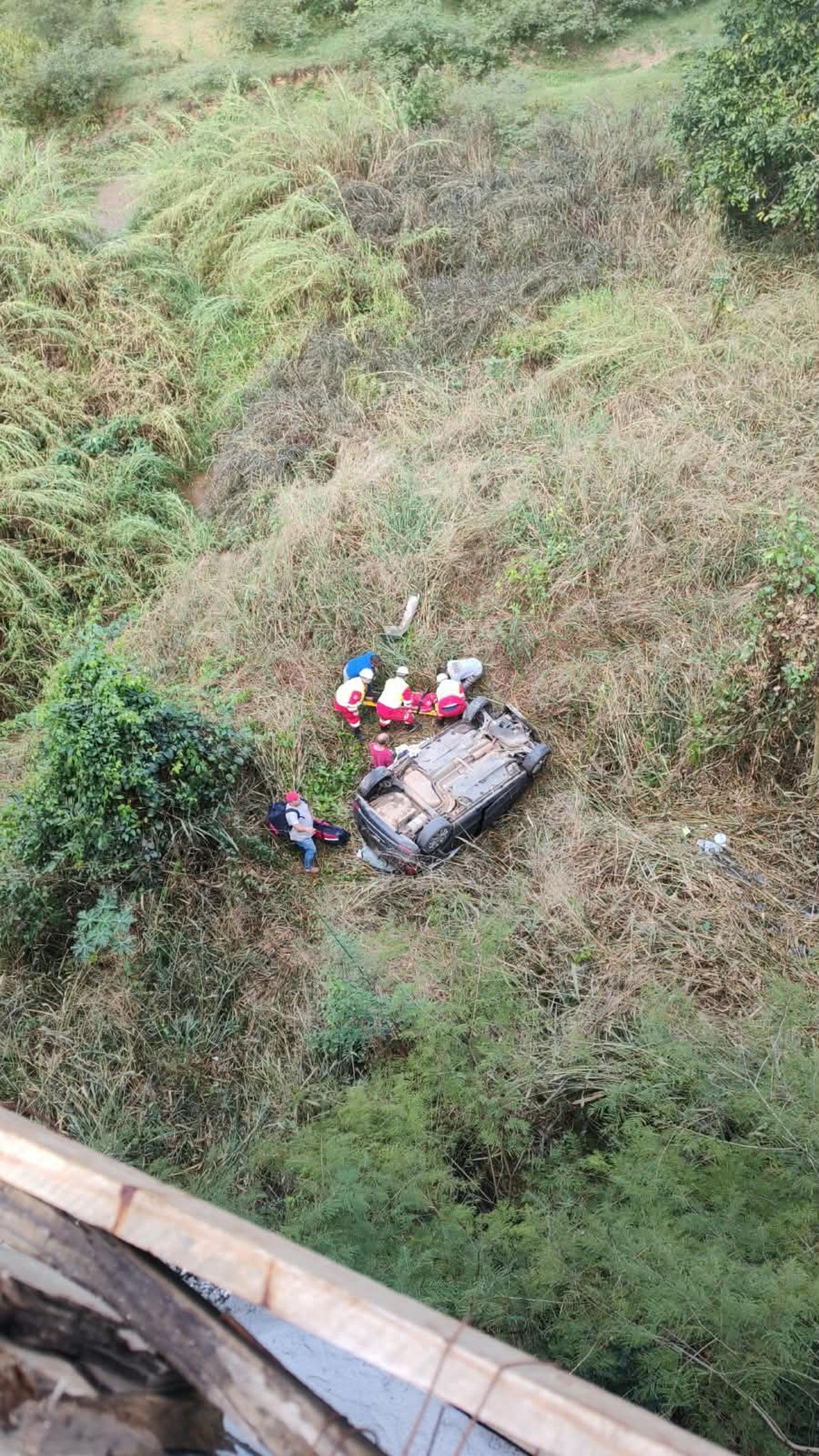 Carro cai de viaduto e duas pessoas  ficam feridas na BR-116, em Sapucaia