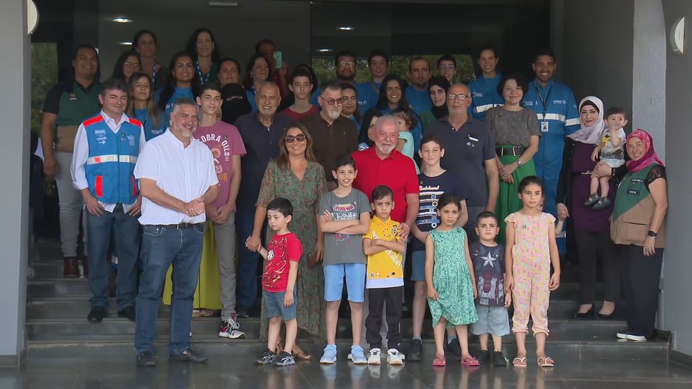Lula participa de almoço com repatriados da Faixa de Gaza — Foto: TV Globo/Reprodução