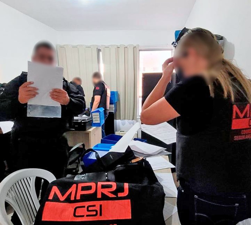 MPRJ cumpre mandado na Baixada Fluminense — Foto: Reprodução/TV Globo