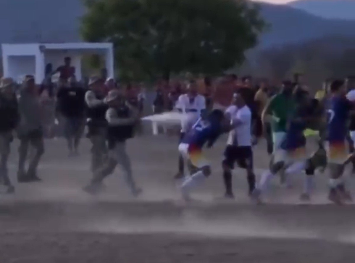 Policiais usam spray de pimenta para conter briga generalizada em final de campeonato de futebol amador no RN