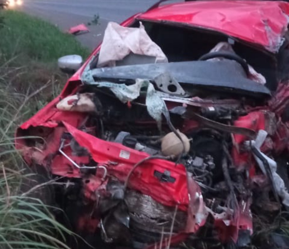 Motorista de caminhonete morre após bater de frente com caminhão no oeste da Bahia — Foto: Divulgação/PRF