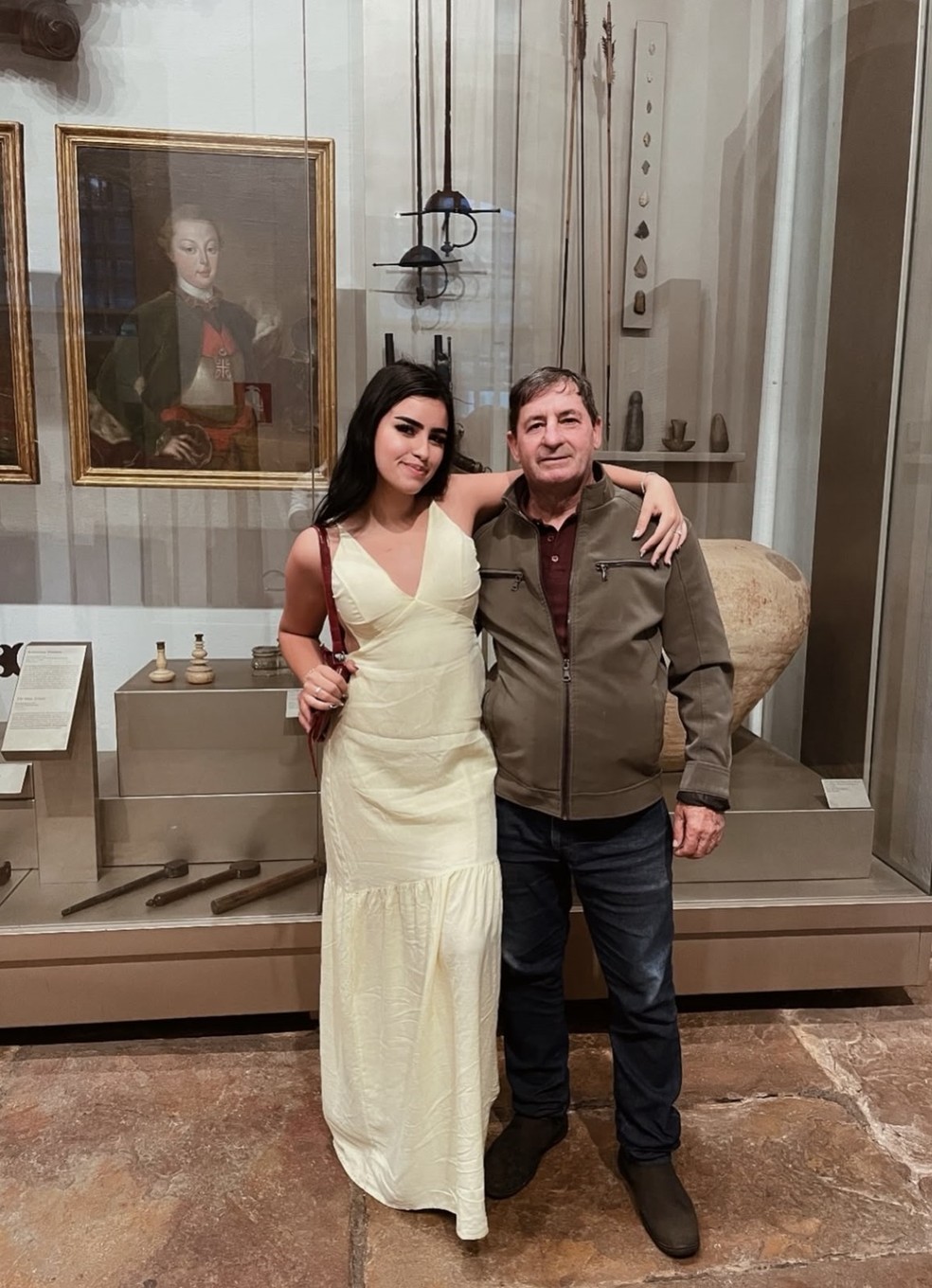 Monalisa Berriel foi surpreendida pelo pai Gilberto Ferreira Berriel durante apresentação de trabalho da faculdade em Muriaé — Foto: Arquivo Pessoal