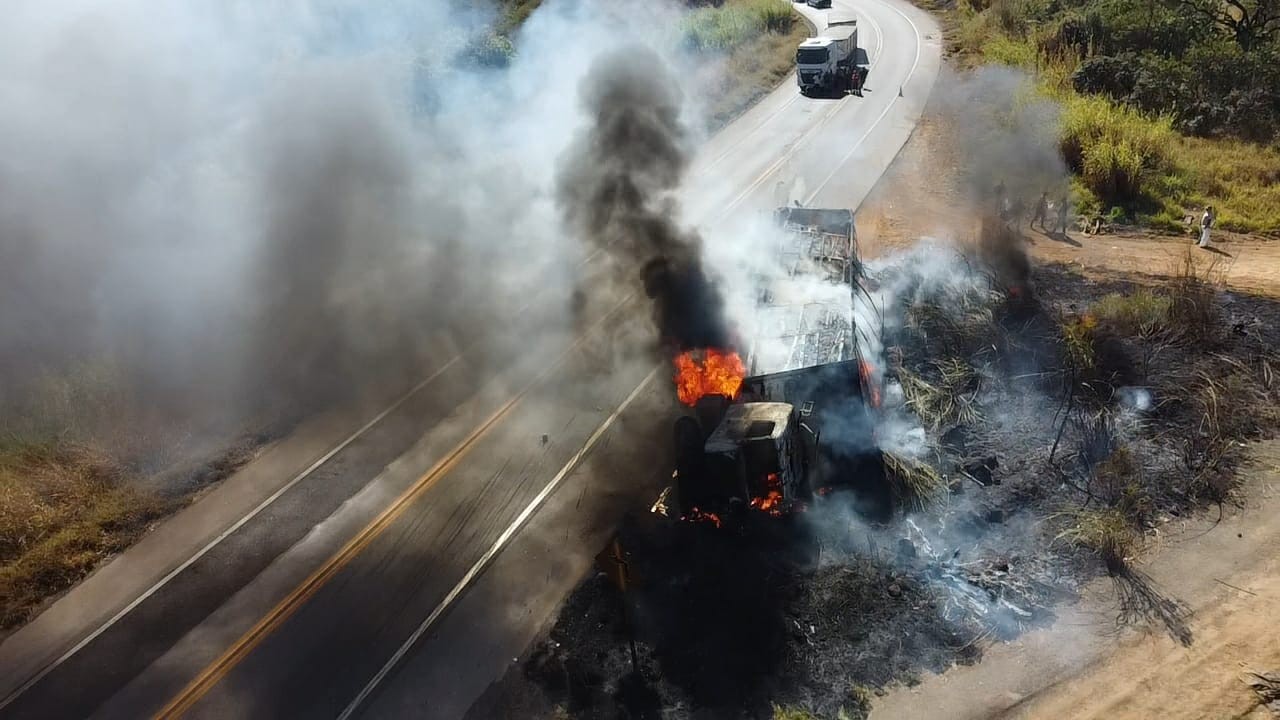 Caminhão carregado com cigarros pega fogo após tombar em curva na BR-262